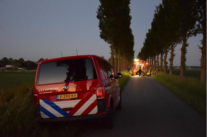 Personenauto met vier inzittende belandt in water