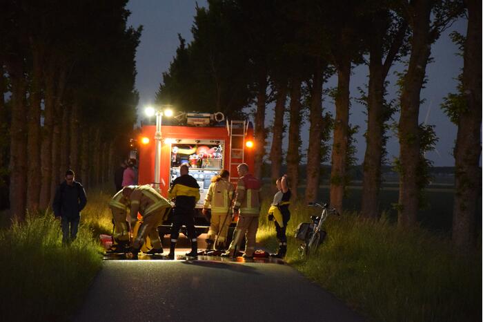 Personenauto met vier inzittende belandt in water