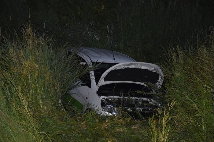 Personenauto met vier inzittende belandt in water