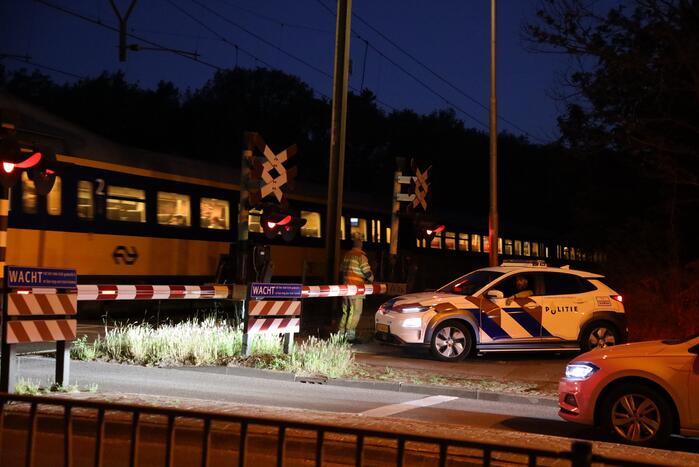 Persoon zwaargewond aangetroffen naast spoor