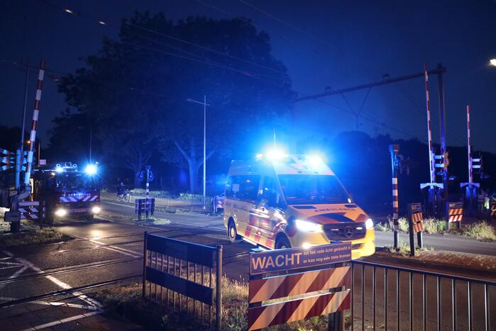 Persoon zwaargewond aangetroffen naast spoor