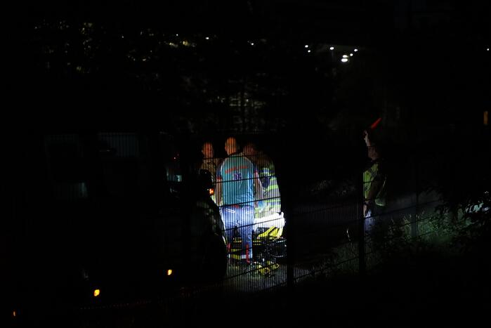 Persoon zwaargewond aangetroffen naast spoor