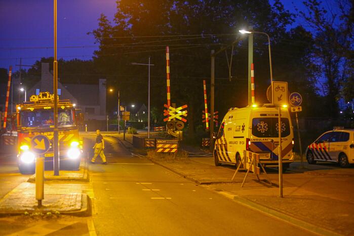 Persoon zwaargewond aangetroffen naast spoor