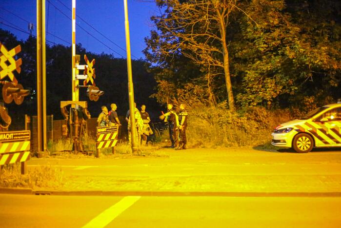 Persoon zwaargewond aangetroffen naast spoor