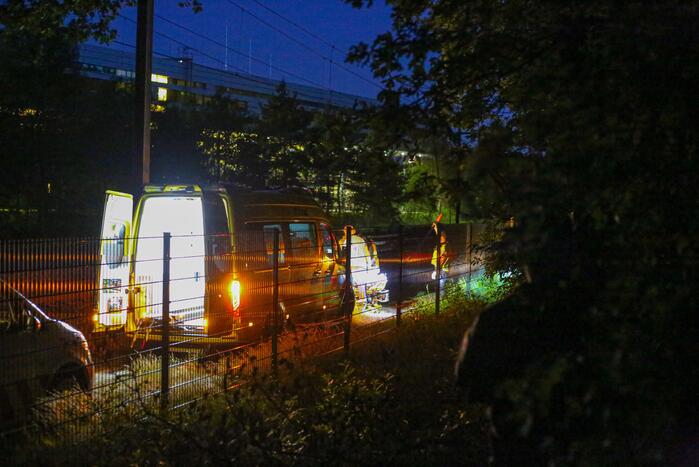 Persoon zwaargewond aangetroffen naast spoor