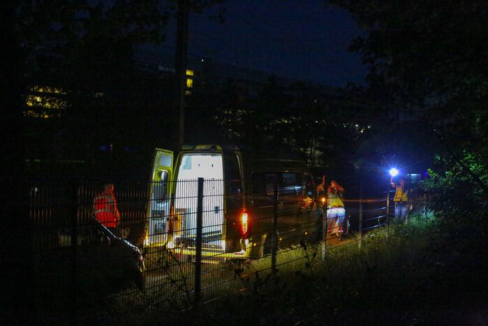 Persoon zwaargewond aangetroffen naast spoor