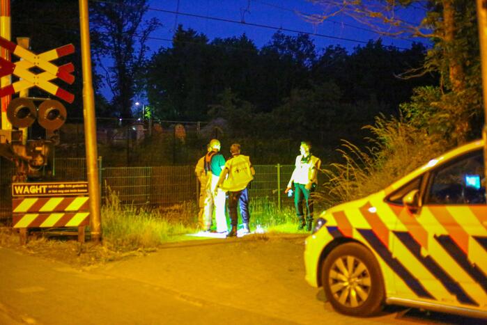 Persoon zwaargewond aangetroffen naast spoor