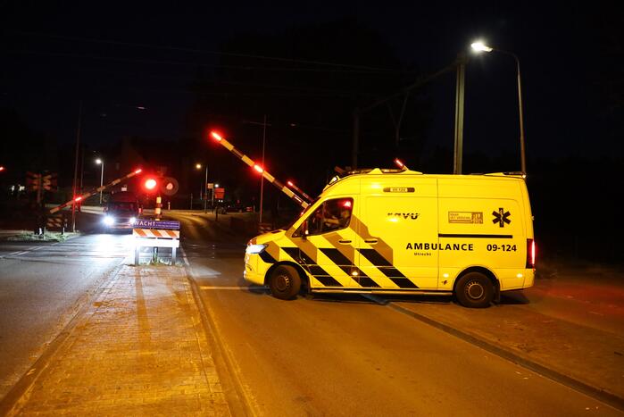 Persoon zwaargewond aangetroffen naast spoor