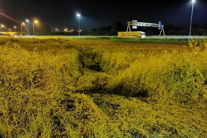 Personenauto belandt in berm bij nemen afrit