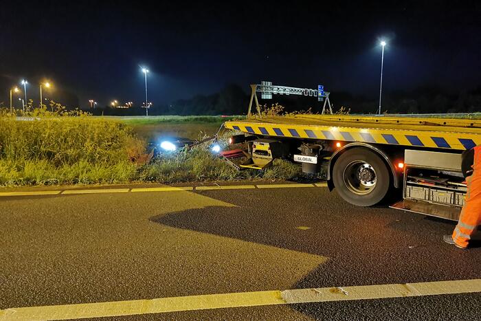 Personenauto belandt in berm bij nemen afrit