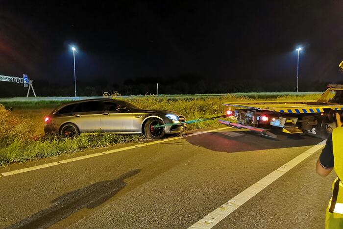 Personenauto belandt in berm bij nemen afrit