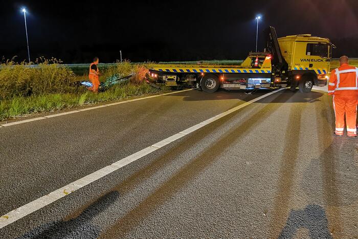 Personenauto belandt in berm bij nemen afrit