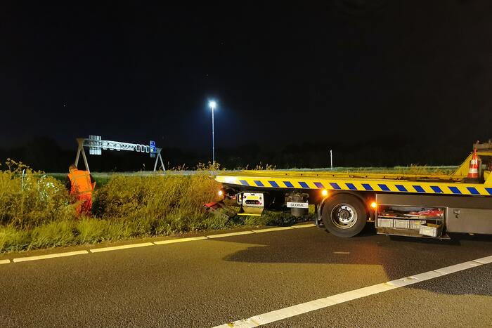Personenauto belandt in berm bij nemen afrit