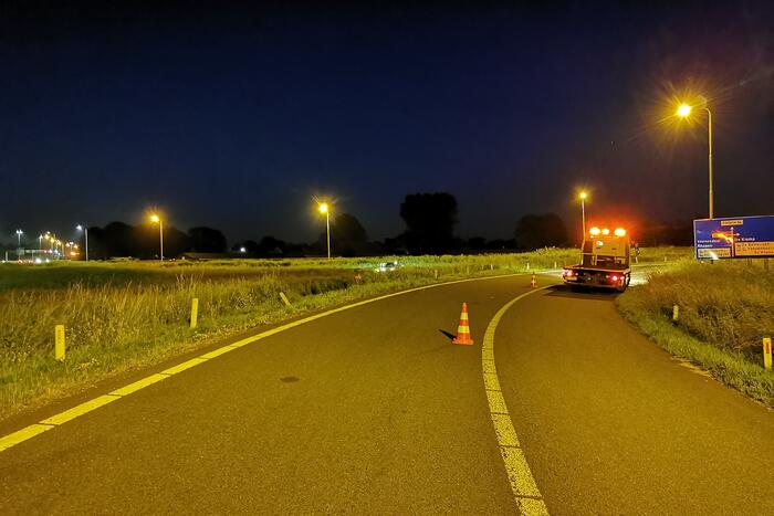 Personenauto belandt in berm bij nemen afrit