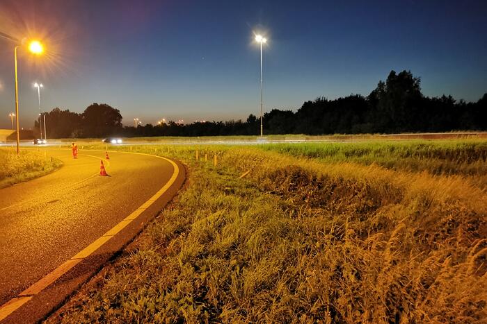 Personenauto belandt in berm bij nemen afrit