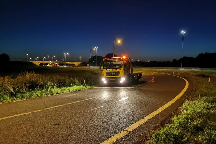 Personenauto belandt in berm bij nemen afrit