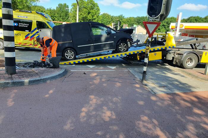 Bestelwagen botst op ambulance