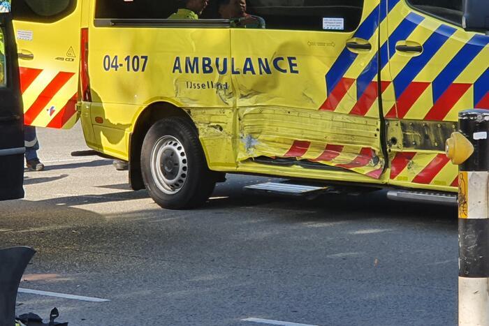 Bestelwagen botst op ambulance