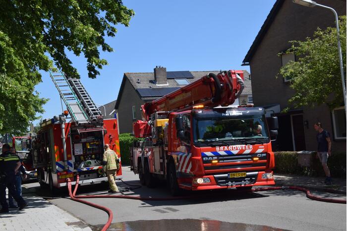 Veel rook bij brand op dak