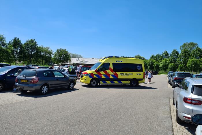 Ongeval tussen twee voertuigen op parkeerterrein
