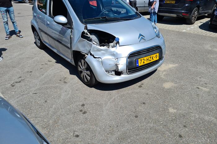 Ongeval tussen twee voertuigen op parkeerterrein