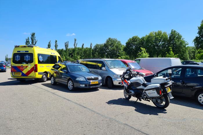 Ongeval tussen twee voertuigen op parkeerterrein