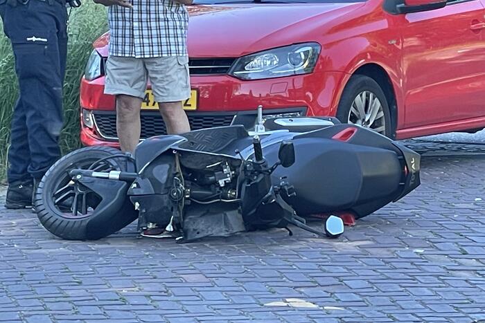 Scooterrijder gewond bij ongeval met personenauto