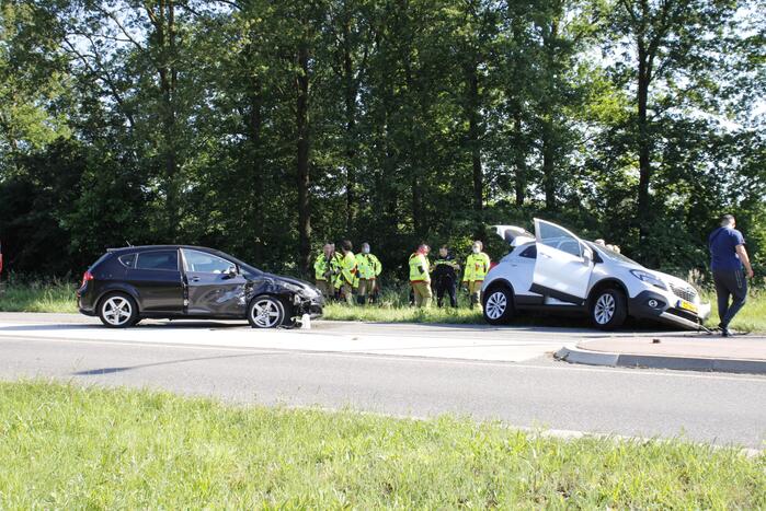 Twee personenauto's total-loss door botsing