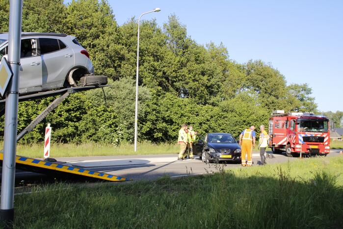 Twee personenauto's total-loss door botsing
