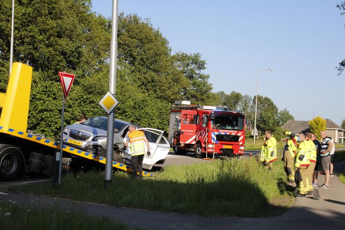 Twee personenauto's total-loss door botsing