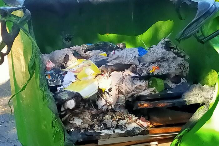 Afvalbak in brand op schoolplein