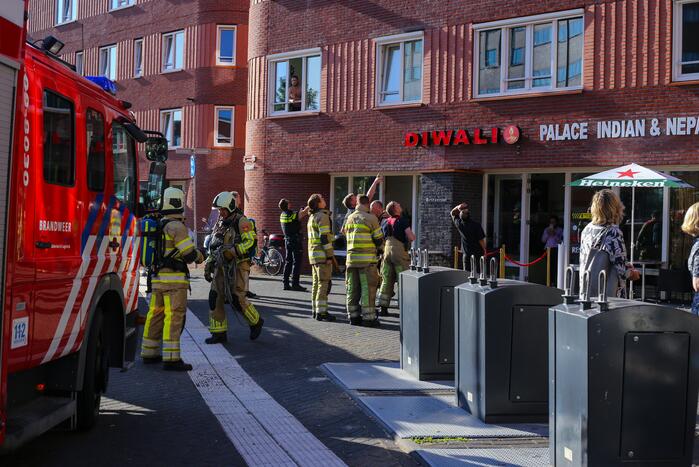 Brandweer onderzoekt brandgerucht op derde etage