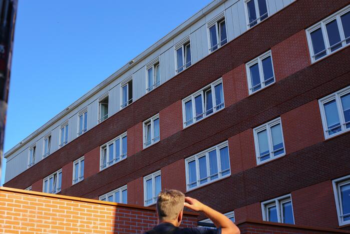 Brandweer onderzoekt brandgerucht op derde etage