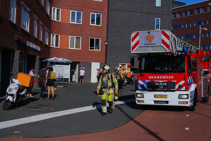 Brandweer onderzoekt brandgerucht op derde etage