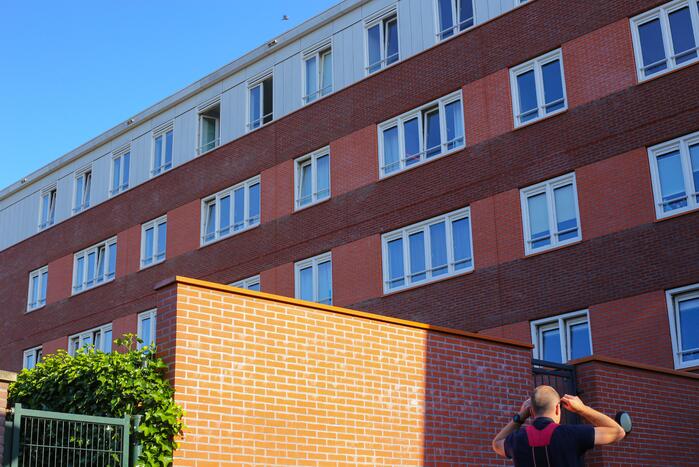 Brandweer onderzoekt brandgerucht op derde etage