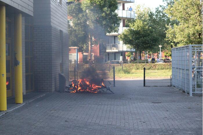 Brandweer blust brandende stapel fietsen