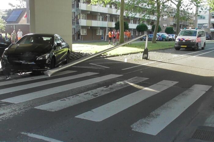 Automobilist verliest macht over het stuur en rijdt paal uit straat