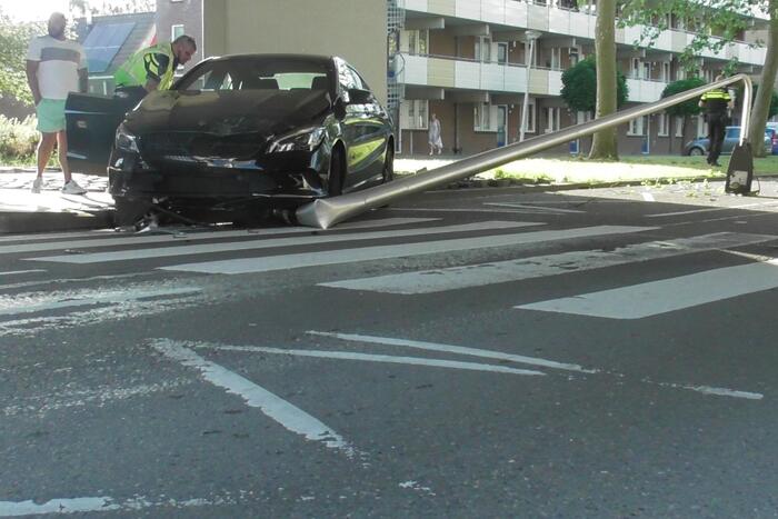 Automobilist verliest macht over het stuur en rijdt paal uit straat