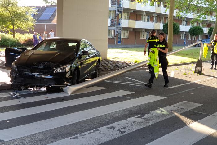 Automobilist verliest macht over het stuur en rijdt paal uit straat