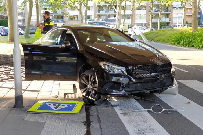 Automobilist verliest macht over het stuur en rijdt paal uit straat