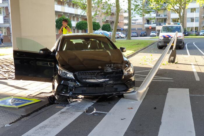 Automobilist verliest macht over het stuur en rijdt paal uit straat