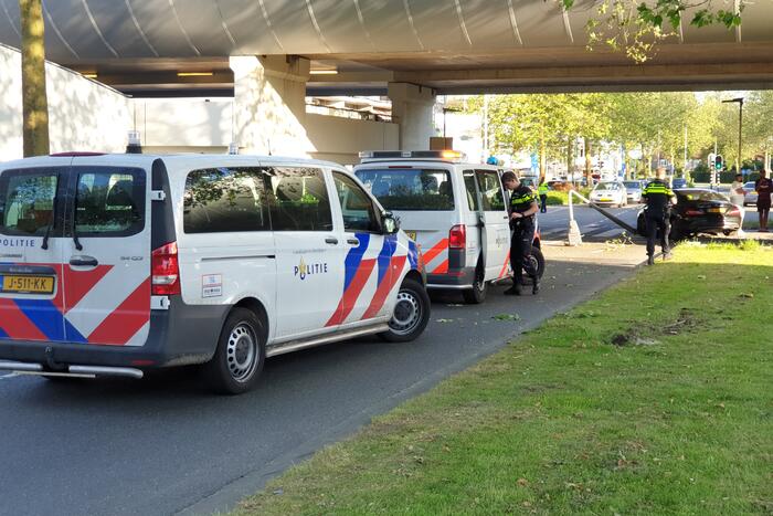 Automobilist verliest macht over het stuur en rijdt paal uit straat