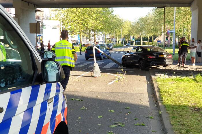 Automobilist verliest macht over het stuur en rijdt paal uit straat