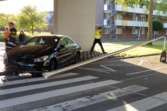 Automobilist verliest macht over het stuur en rijdt paal uit straat
