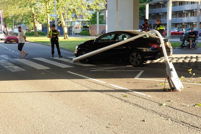 Automobilist verliest macht over het stuur en rijdt paal uit straat