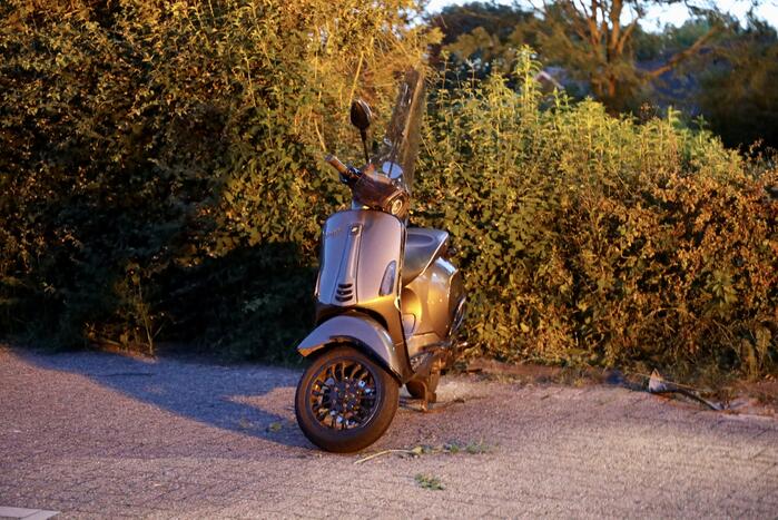 Botsing tussen scooterrijder en personenauto