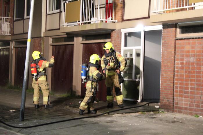 Doos met papier vat vlam in flat