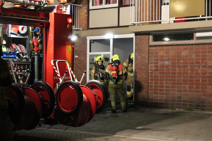 Doos met papier vat vlam in flat