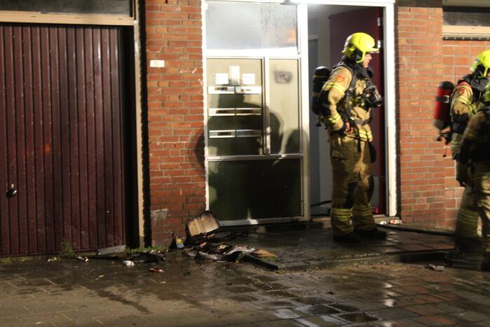 Doos met papier vat vlam in flat