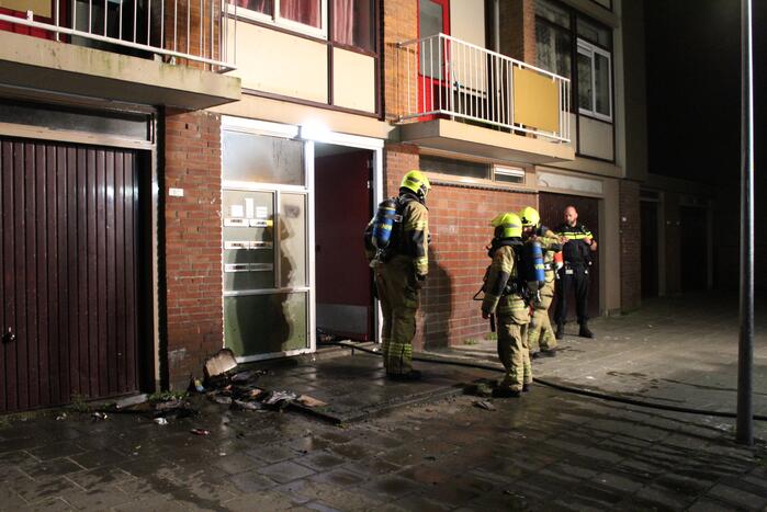 Doos met papier vat vlam in flat